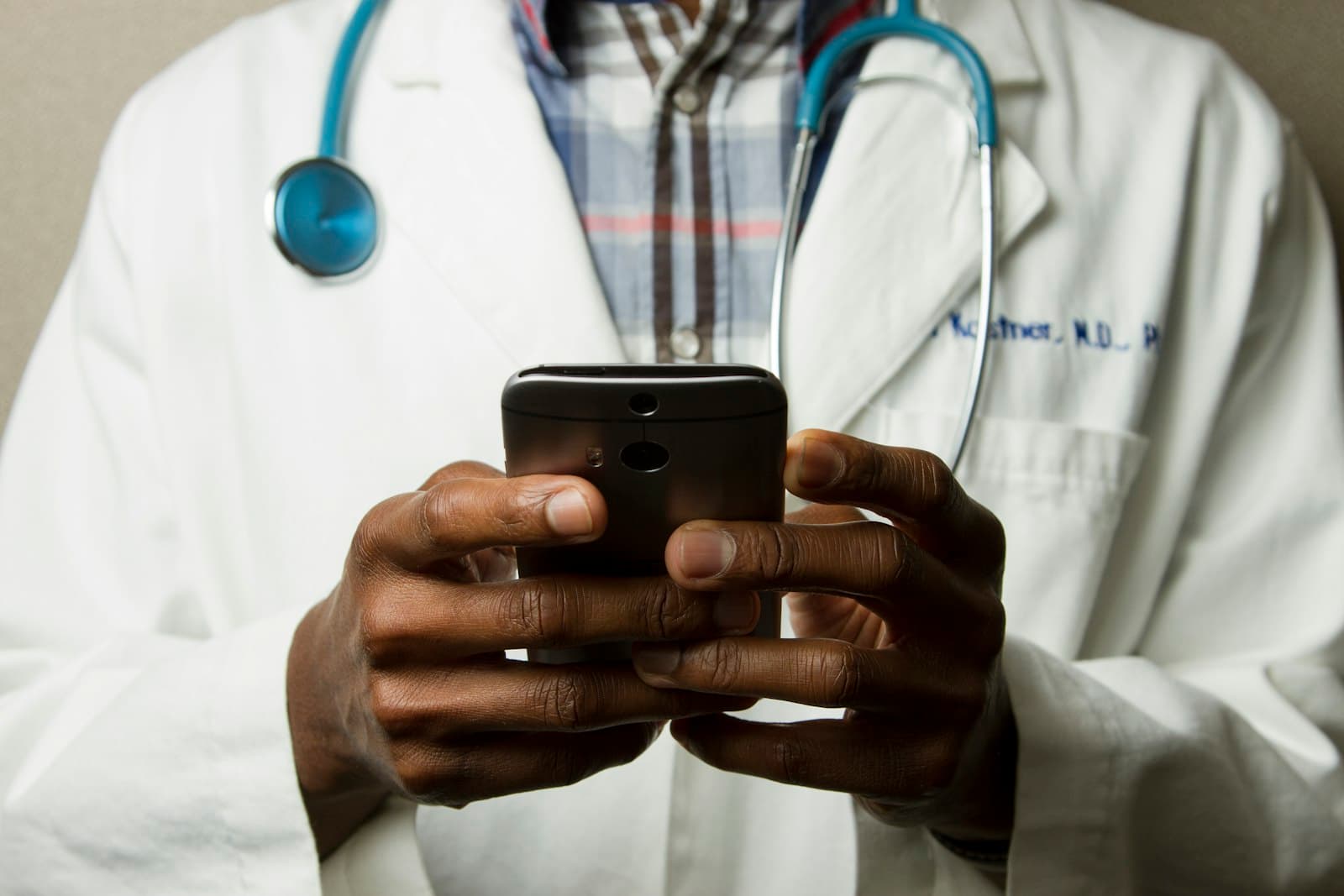 The AI Receptionist: How Clinics, Salons and Service Businesses Stop Missing Calls